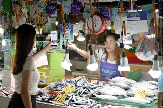 Basta QR Ph, pwede sa Maya. With just one Maya QR, public market vendors like Agnes Ycong (right) can now accept safe and instant payments from their sukis, even from those who use other e-wallets and bank apps. This is made possible with the launch of the Paleng-QR Ph in Bohol province, starting with Tagbilaran City.