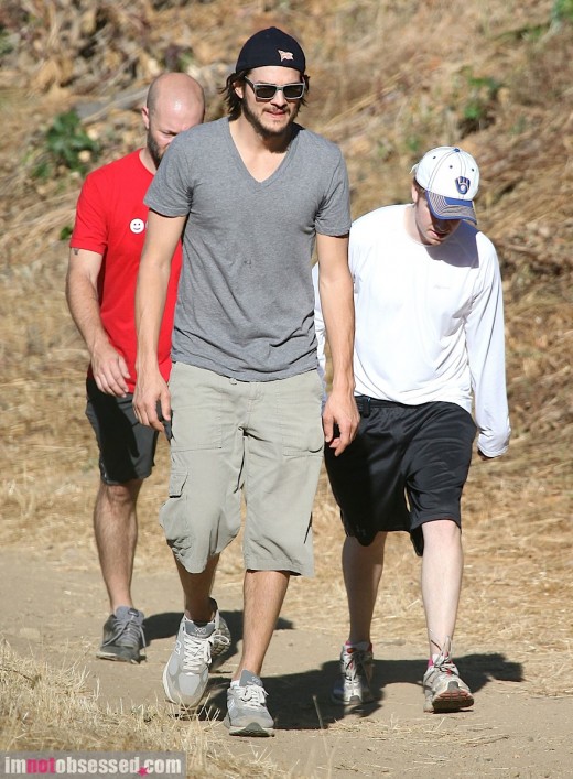 Ashton Kutcher Hikes Through SoCal With Pals » Gossip