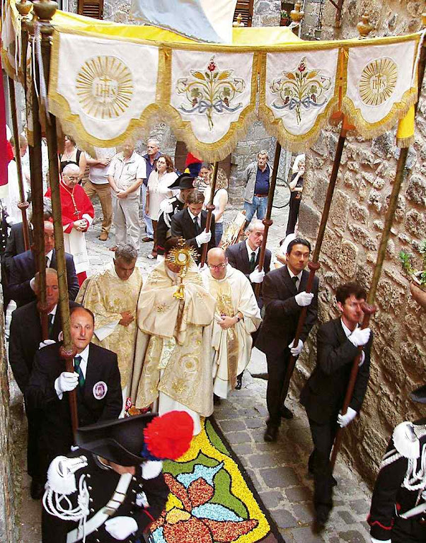 Procissão de Corpus Christi na Itália.