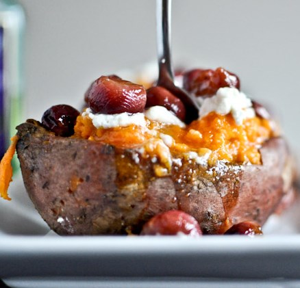 ROASTED GRAPE, GOAT CHEESE + HONEY STUFFED SWEET POTATOES #vegetarian #healthy