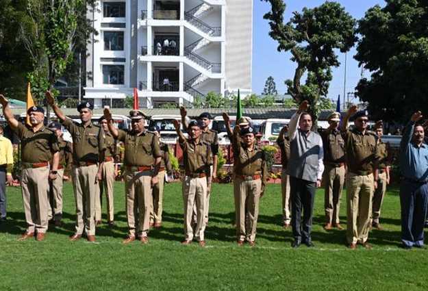 देहरादून : DGP ने पुलिस मुख्यालय में  समस्त पुलिस बल को राष्ट्रीय एकता की शपथ दिलाई