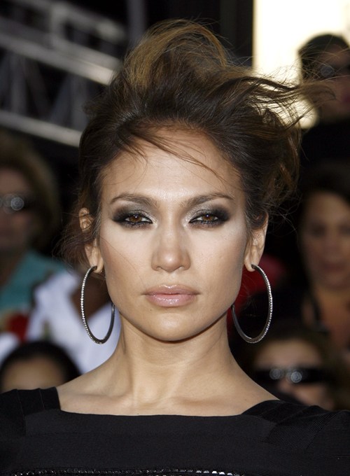 Here is her look, a very sexy smokey brown eye: I like the way her makeup 