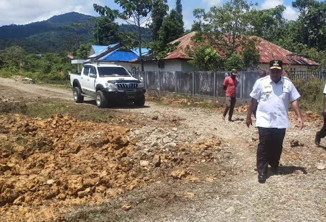 Engelbertus Gabriel Kocu Tinjau Warga Terdampak Banjir di Tambrauw.lelemuku.com.jpg