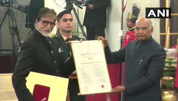 राष्ट्रपति ने अमिताभ बच्चन को दादा साहब फाल्के पुरस्कार से सम्मानित किया।