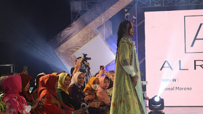 Malam Puncak Deskranasda Festival 2022, Fashion Show Wastra Kepri Tampilkan Berbagai Hasil Karya