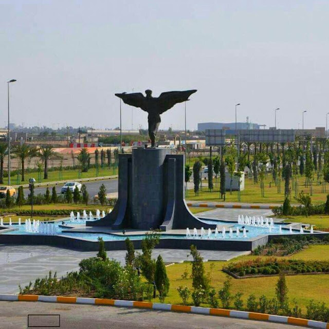تمثال للعالم الامازيغي عباس بن فرناس أمام المطار الدولي في بغداد بالعراق 