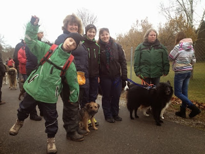 Gruppe startet am Hunde-Plauschparcours in Belp der Seerettungshunde.