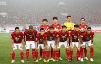 Guangzhou Evergrande players posing for the press. I don't know why the two players on the left are crouching.