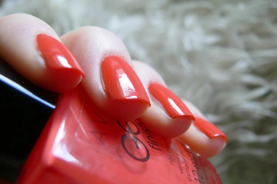 Avon Gel Finish Orange Crush na paznokciach