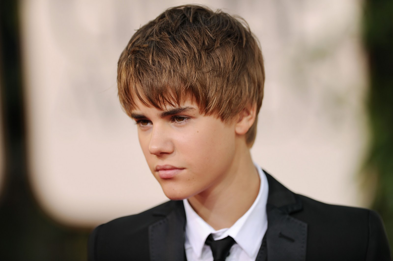 [wallpaper] Golden Globe Justin Bieber in Red Carpet Pics