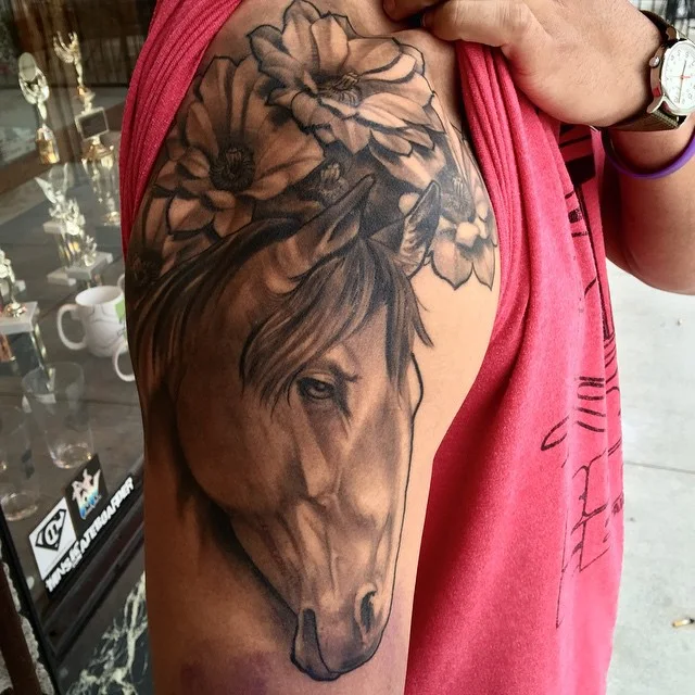 fotos de tatuajes de caballos para mujeres