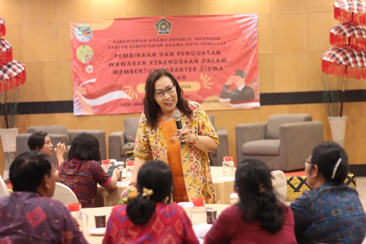 Mengukir Inspirasi dalam Membangun Karakter: Santy Sastra di Acara Pembinaan Wawasan Kebangsaan oleh Kementerian Agama Hindu Denpasar