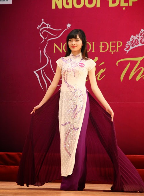 Thí sinh Mai Phương duyên dáng trong phần trình diễn áo dài Thí sinh Mai Phương duyên dáng trong phần trình diễn áo dài