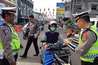 polisi lalulintas sedang menggelar razia