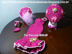 Roupa de Época de Crochê Para Bonecas Barbie Com Sombrinha Aberta e Chapéu Com Penas Por Pecunia MillioM 2