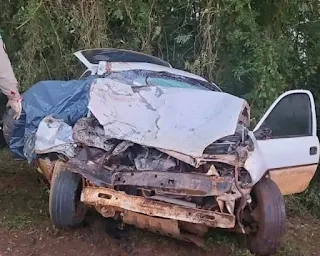 veículo feicou destruído em acidente com ônibus na BR-277, em Laranjeiras do Sul, no Paraná