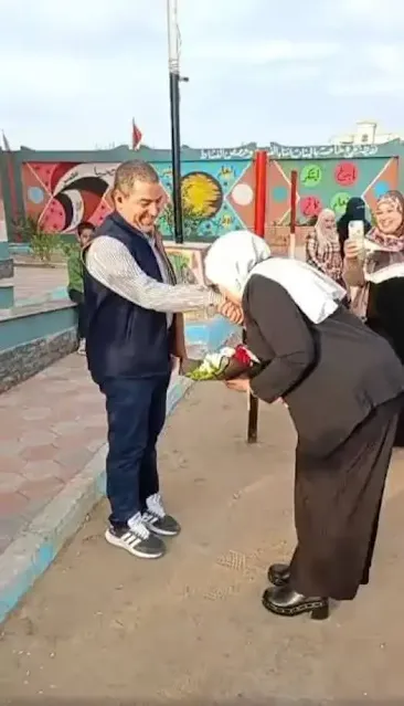وكيلة مدرسة، مدير مدرسة، طابور الصباح، قبلة يد، باقة ورد، واقعة غريبة، التربية والتعليم، التحقيق، الشرقية، مصر وكيلة مدرسة، مدير مدرسة، طابور الصباح، قبلة يد، باقة ورد، واقعة غريبة، التربية والتعليم، التحقيق، الشرقية، مصر