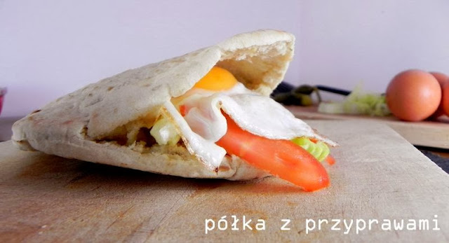 pomysl-na-sniadanie-jajko-sadzone-w-bulce-pita