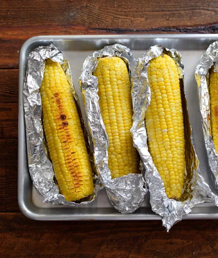 Maíz dulce asado en el horno