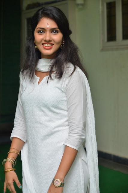 Gayathri Suresh Beautiful Image in White Dress