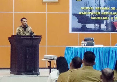 Saumlaki, Malukupost.com - PT. Petroprima Gio Cervice Nusantara (PGCN), salah satu perusahaan yang bergerak dibidang Minyak dan Gas Bumi bakal melakukan survei seismik di wilayah kabupaten Kepulauan Tanimbar (KKT), Provinsi Maluku dalam waktu dekat. Rencana pelaksanaan survei seismik tersebut disosialisasikan kepada unsur pemerintah daerah setempat, Forum Koordinasi Pimpinan Daerah, para Camat, perwakilan instansi vertikal, TNI-Polri, Tokoh agama, para Kepala Desa semua Kecamatan Selaru, dan para nelayan yang dilaksanakan di auditorium kantor Bupati KKT, Senin (6/5/2019). Dan bertindak selaku Narasumber adalah Manager Operasional Lapangan PT.Abhitech Matra Indah, Elisobar Pasaribu dan Kasie Pengembangan Energi pada Dinas ESDM Provinsi Maluku, Benjamin Latumahina.