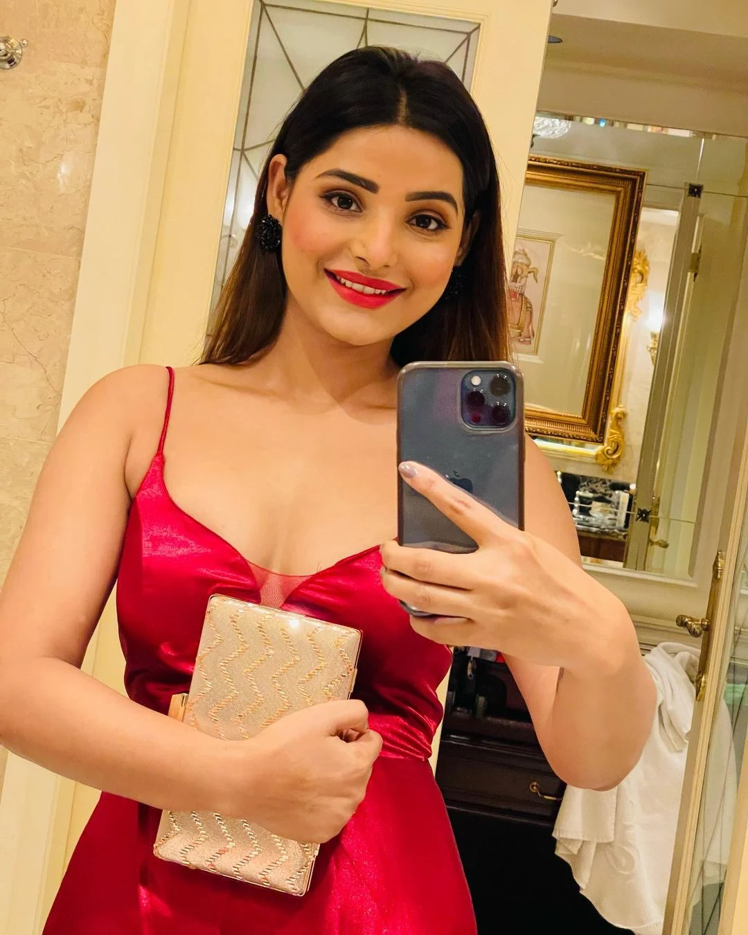 Anushka Srivastava cleavage red dress