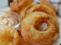 BEER BATTERED ONION RINGS WITH DIPPING SAUCE