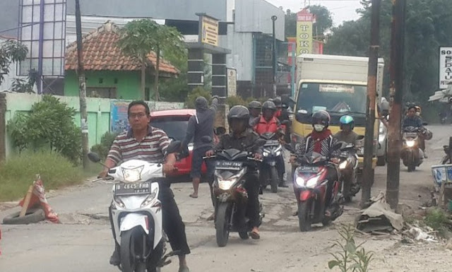 Warga Bekasi Mengeluh, Jalan Raya Babelan Makin Tak Layak Dilalui Kendaraan