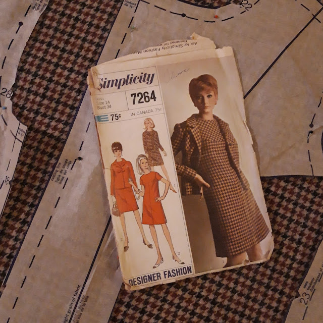 Robe Simplicity 7255 de 1967  Veste Simplicity 7264 de 1967    Pinafore dress and jacket pattern    Robe Simplicity 7255 de 1967  Veste Simplicity 7264 de 1967