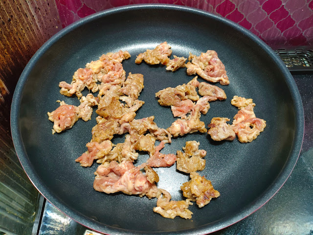 フライパンにサラダ油（大さじ1）、豚肉を入れてこんがり焼き色がつくまで中火で焼きます。