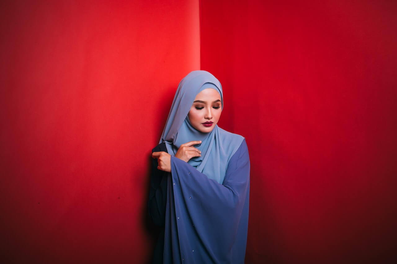 6 Pilihan Gaun Pesta Muslimah Elegan Mewah untuk Tampil Mempesona