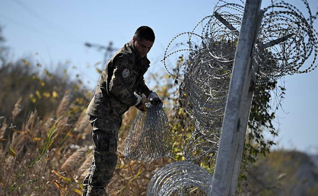 Βούλγαρος στρατιώτης επισκευάζει τον φράχτη στα σύνορα με την Τουρκία, κοντά στο χωριό Ματόχινα (φωτογραφία: Βασίλ Ντόνεφ / European Press Agency)