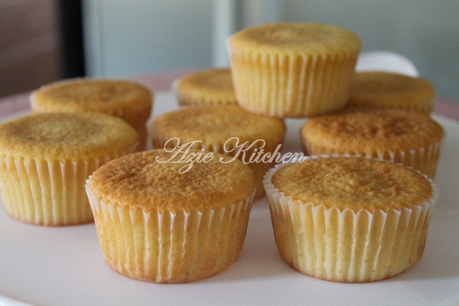 Seriously Super Delicious Vanilla Cupcakes - Azie Kitchen