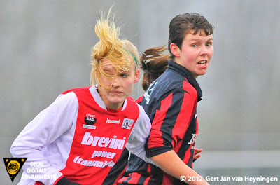 Nena Kreber van RCL in duel met Marianka van Vliet van VVIJ.