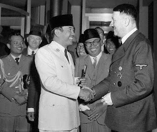 Mari Membaca, || Fakta Unik Tentang Kesamaan Bung Karno Dengan Adolf Hitler