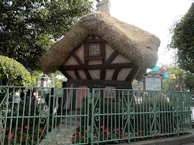 parc Disneyland Anaheim attraction Alice au pays des merveilles