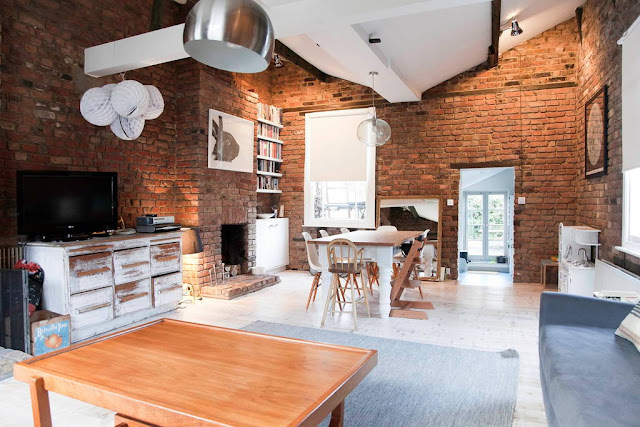 For the second installment of our look around the Best of Airbnb we're sticking to our homeland of the UK, for a trip to this converted Victorian Pub in Peckham, south-east London. The occupents of the building dating back to 1860,  decided to keep its original character by making the exposed brick work a main feature, while bringing the rest up to date with some mid-century furniture pop culture wal prints.