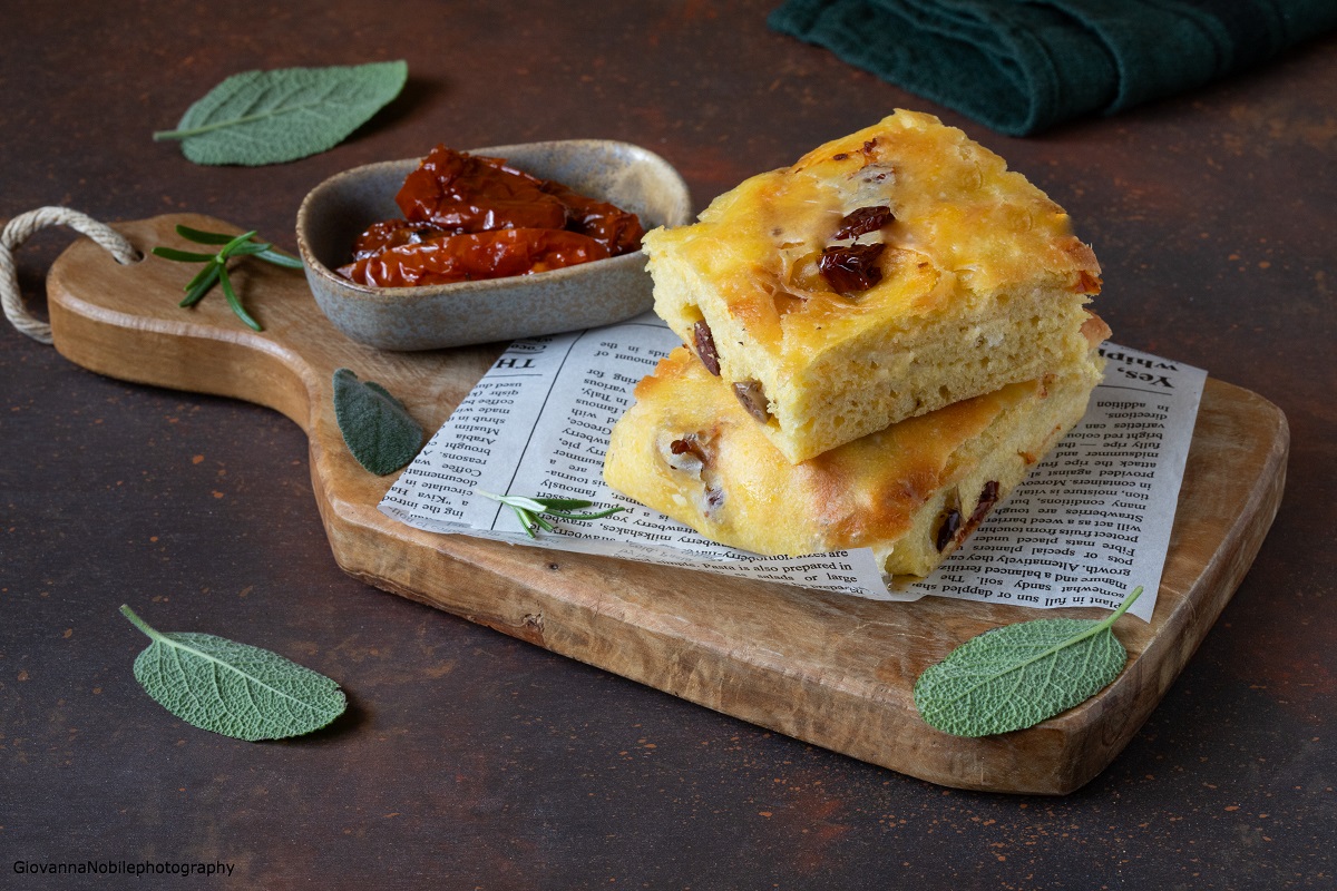 Focaccia alla zucca con pomodori secchi e olive