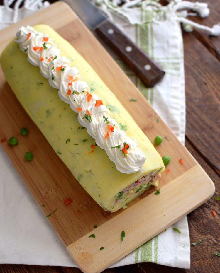 Rollo de papa relleno sin hornear, puede verse el detalle de la decoración