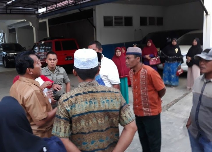 Breaking News !!! Diduga Giliran Masa dari BPD Desa Bintang Marak Geruduk Rumah Dinas Bupati Kerinci