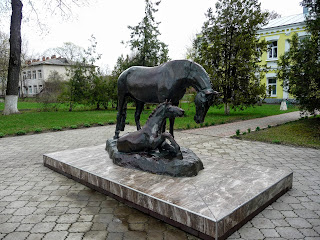 Дибровка. Конный завод. Скульптура лошади и жеребёнка