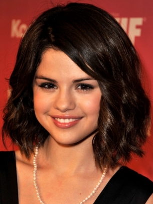 selena gomez curly hair short. selena gomez short curls. selena gomez short hair curly.