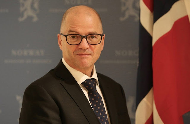 وزير الدفاع النرويجي يستقيل لأسباب أخلاقية