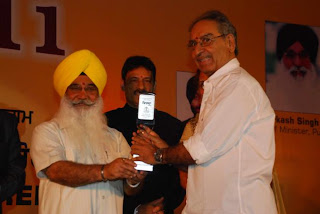 S Sewa Singh  Sekhnwan awarding to Veeru Devgan