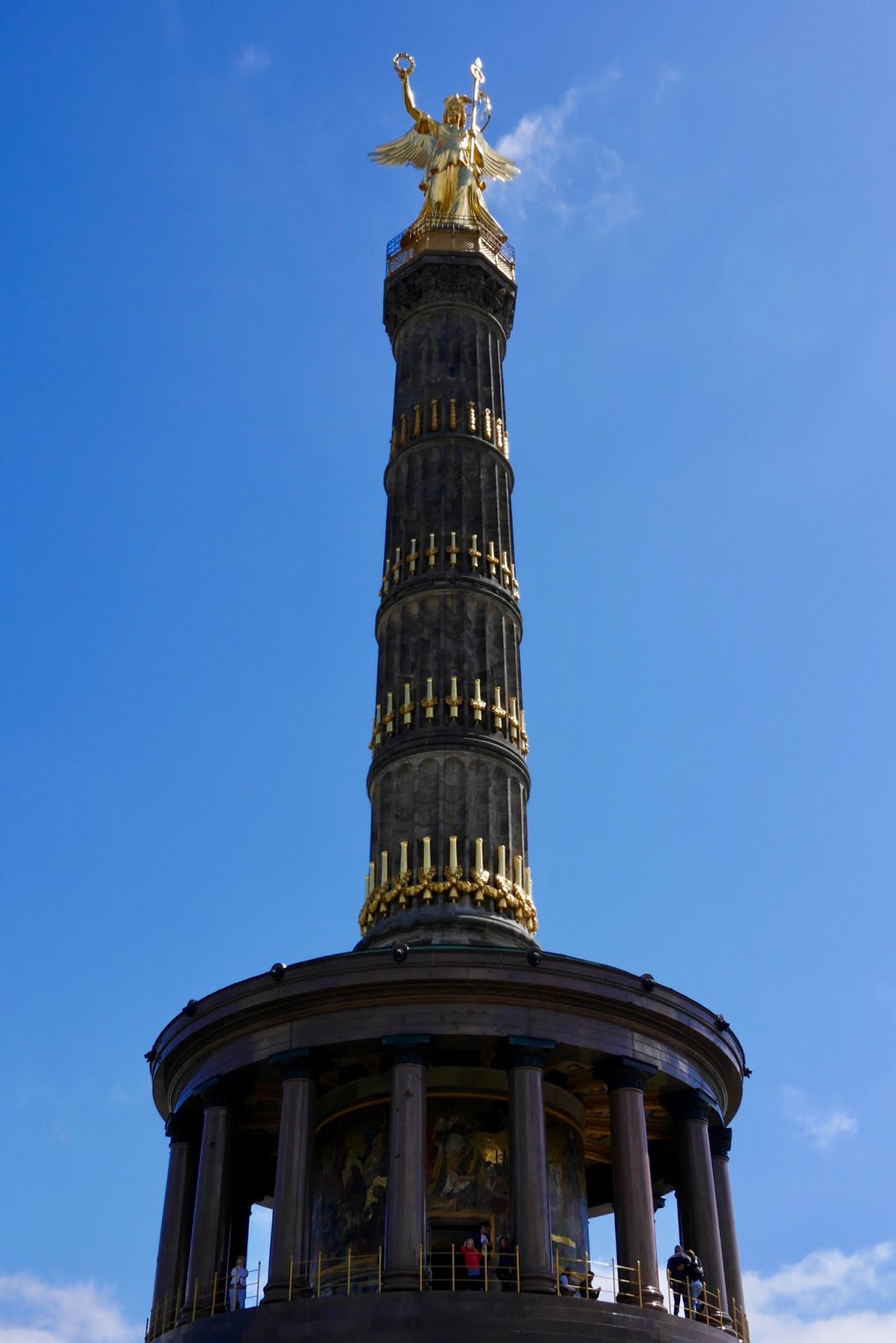 Victory Column towering up into a blue sky, by www.CalMcTravels.com. Cal McTravels