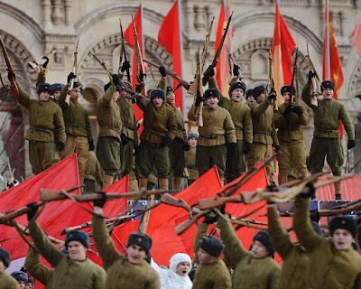 Com uniformes históricos soviéticos, soldados russos encenam a tomada do Reichstad em 1945 enquanto Putin promete restaurar as 'glórias da URSS'