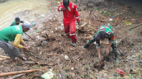 Cegah Banjir dan Timbulnya Penyakit, Koramil 1423-02/Marioriawa Gotong Royong Bersama Warga Desa Laringgi Bersihkan Aliran Sungai