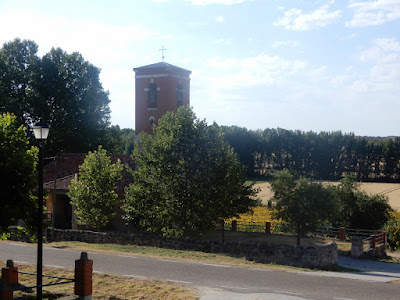 Vista de la vega en la que destaca la torre de ladrillo