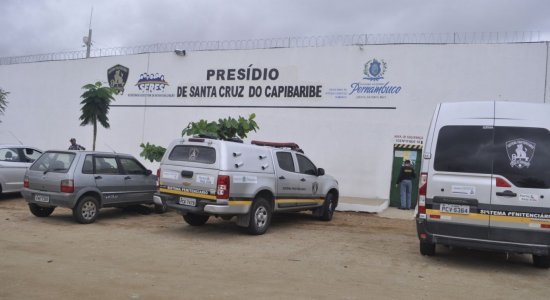 Mulher é presa ao tentar entrar no presídio de Santa Cruz do Capibaribe com droga escondida em bananas
