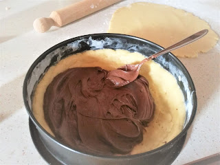 Nutella sulla base della crostata